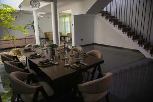 Ruang duduk di The Heaven's Villa - 15 Min from BIA Airport