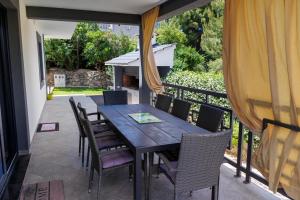 Balkón nebo terasa v ubytování Luxury villa Stocia Split with swimming pool, sauna and jacuzzi in a peaceful location in Split