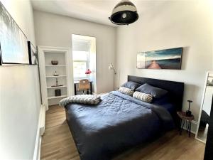 Un dormitorio con una cama con una manta azul. en Deluxe Loft - Amazing Terrace with Stunning Water View, en Perth