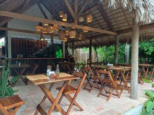 Um restaurante ou outro lugar para comer em Vila do Junco