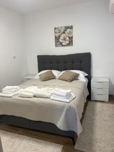 Postel nebo postele na pokoji v ubytování Apartmani Kristina + 121 fotografií