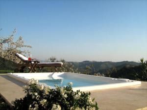 una piscina con una mesa de picnic junto a ella en Alta Perugia B&B en Perugia