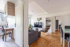 a living room with a couch and a table at Appartement lumineux et cosy à 15min de Paris in Antony