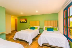 Letto o letti in una camera di Hotel Bambu Guatape