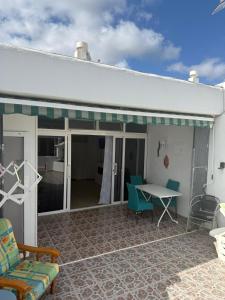 una casa con patio arredato con tavolo e sedie di Rosamir Calm a Puerto del Carmen