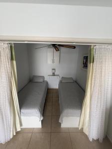 una camera con due letti e tende di Rosamir Calm a Puerto del Carmen