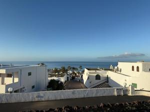 vista sugli edifici bianchi e sull'oceano di Rosamir Calm a Puerto del Carmen