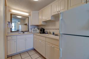 Dapur atau dapur kecil di Sea Swept Ocean Front Studio