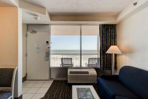 Ruang duduk di Sea Swept Ocean Front Studio