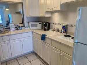 Dapur atau dapur kecil di Sea Swept Ocean Front Studio