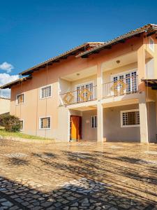 a large building with a driveway in front of it at Pousada Acessus Clássico - Cozinha e Lavanderia in Anápolis