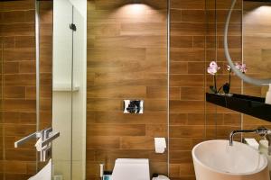 Seaview flat with pool & parking في مدينة فارنا: حمام مع حوض ومرحاض +16 صورة