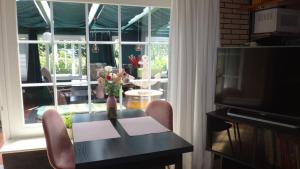 RabenholzSabricke的客厅配有带花瓶的桌子