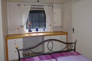 RabenholzSabricke的一间卧室配有床、水槽和窗户 更多9张照片