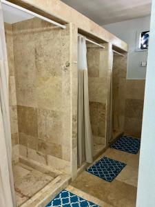 Sandbar Beachfront Hostel & Restaurant tesisinde bir banyo +23 fotoğraf