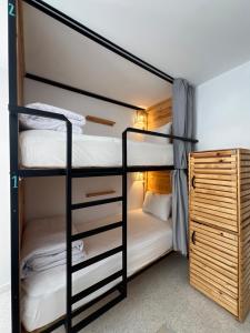 En eller flere senger på et rom på Socco Hostel