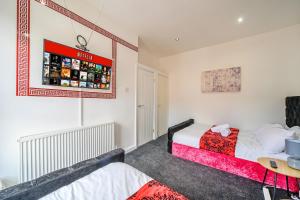 Una cama o camas en una habitación de A23S for your most relaxed & Cosy stay with Free Parking and WiFi