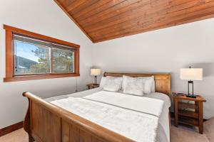 Katil atau katil-katil dalam bilik di 67 W Hanson Road - Après-ski Summit Vista Retreat by Summit County Mountain Retreats