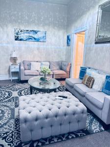 Χώρος καθιστικού στο Dazzling Downtown Delight