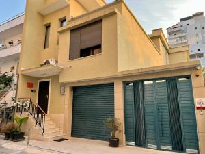 Το κτήριο όπου στεγάζεται  το διαμέρισμα