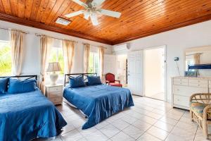 Φωτογραφία από το άλμπουμ του Seaside Paradise Spacious Home with SEVEN bedroom - steps to Sea! στο Νασσάου