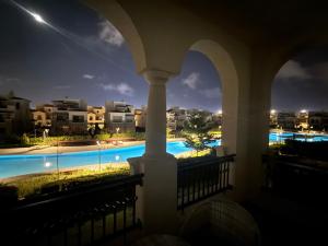 Bazén v ubytování Marassi North Coast Villa 5 bedrooms with nanny room Direct access on Crystal Lagoon Salerno nebo v jeho okolí