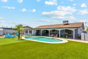 una casa con piscina in giardino di Come Cool Off In Our Back Yard a Mesa