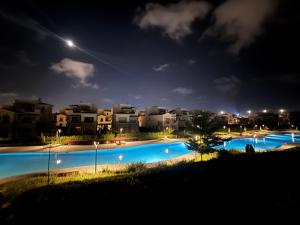 Bazén v ubytování Marassi North Coast Villa 5 bedrooms with nanny room Direct access on Crystal Lagoon Salerno nebo v jeho okolí