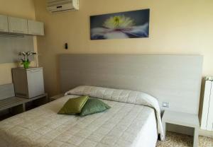 Кровать или кровати в номере Hotel Rosa Del Tirreno