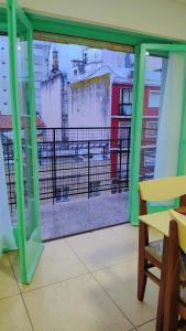 a room with a window with a view of a city at Departamento Céntrico con Balcón a la calle in Mar del Plata