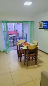 a dining room with a table and chairs in a room at Departamento Céntrico con Balcón a la calle in Mar del Plata