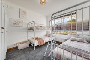 una camera da letto con due letti a castello e una finestra di The sweet and spicy retreat a Mount Gambier