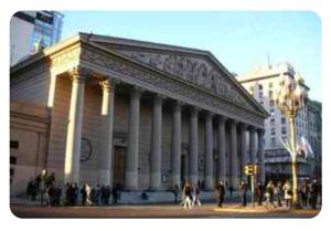 ein großes Gebäude, vor dem Menschen stehen in der Unterkunft 4 Aparts en el mismo edificio, excelente ubicación in Buenos Aires