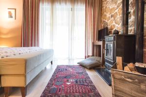 Telewizja i/lub zestaw kina domowego w obiekcie Orizontes Tzoumerkon Hotel Resort