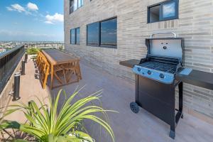 カリにあるH405 Industrial Luxury Private Jacuzzi Viewsのパティオ(バーベキューグリル、テーブル付)