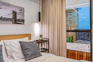 カリにあるH405 Industrial Luxury Private Jacuzzi Viewsのベッドルーム1室(ベッド1台付)、窓(バスタブ付) +43枚の写真