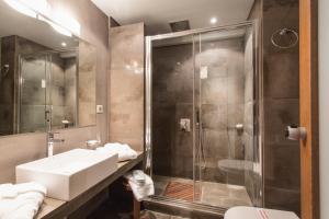 łazienka z umywalką i prysznicem w obiekcie Orizontes Tzoumerkon Hotel Resort w mieście Pramanta