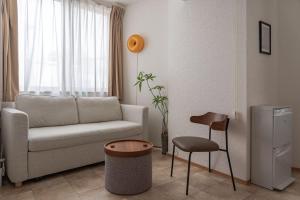 Predel za sedenje v nastanitvi SHIKA HOME 横滨中华街 高级公寓 适合家庭 多人 Luxury Family Living near Chinatown キッチン完備 家族やグループに落ち着きある空間