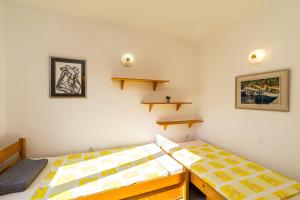 Katil atau katil-katil dalam bilik di Apartments with parking space Mandre, Pag - 24492