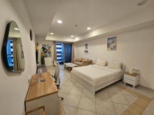 Super Host at Highest Residential Tower in the world, Private Rooms in a Shared apartment