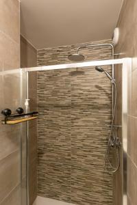 a shower with a glass door in a bathroom at Studio Chic avec Cinéma Privé À 15 min de Disneyland et 20 min de Paris in Champs-Sur-Marne