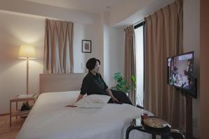 TV in/ali zabaviščno središče v nastanitvi SHIKA HOME 横滨中华街 高级公寓 适合家庭 多人 Luxury Family Living near Chinatown キッチン完備 家族やグループに落ち着きある空間