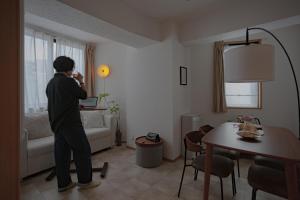 Predel za sedenje v nastanitvi SHIKA HOME 横滨中华街 高级公寓 适合家庭 多人 Luxury Family Living near Chinatown キッチン完備 家族やグループに落ち着きある空間