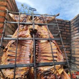 ein Regal mit Lebensmitteln auf einer Ziegelmauer in der Unterkunft Haras Casa de Campo in San Martín de los Andes
