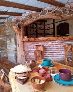 ein Tisch mit Schüsseln und Tellern voller Essen darauf in der Unterkunft Haras Casa de Campo in San Martín de los Andes