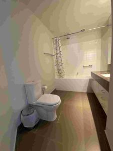 Ένα μπάνιο στο St Falls Apartment W203