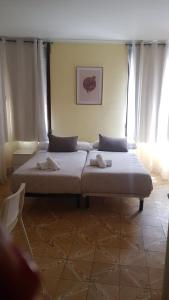 2 camas en una habitación con ventanas en SLEEP TURIA apartamentos, en Casinos 18 fotos más