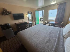 Una televisión o centro de entretenimiento en Travel inn