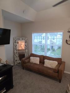 a living room with a couch and a mirror at Houston Amazing Lux Livin near IAH in Atascocita +5 photos