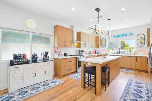 Η κουζίνα ή μικρή κουζίνα στο G- Luxe NoHo Family Home near Universal 15m and Hollywood 10m